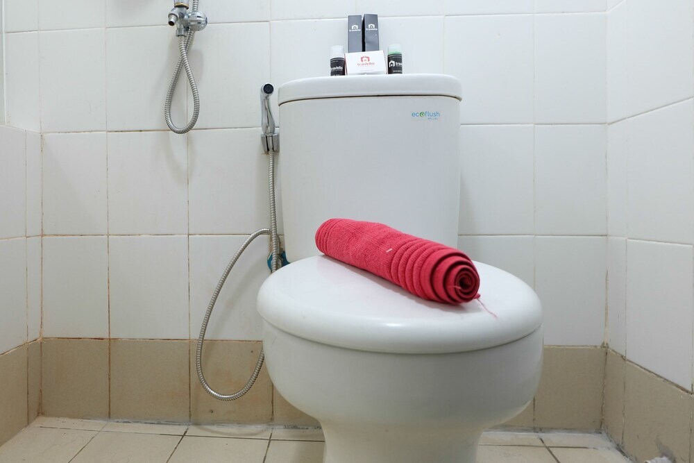 Джакарта: Compact 2BR Bassura City Apartment