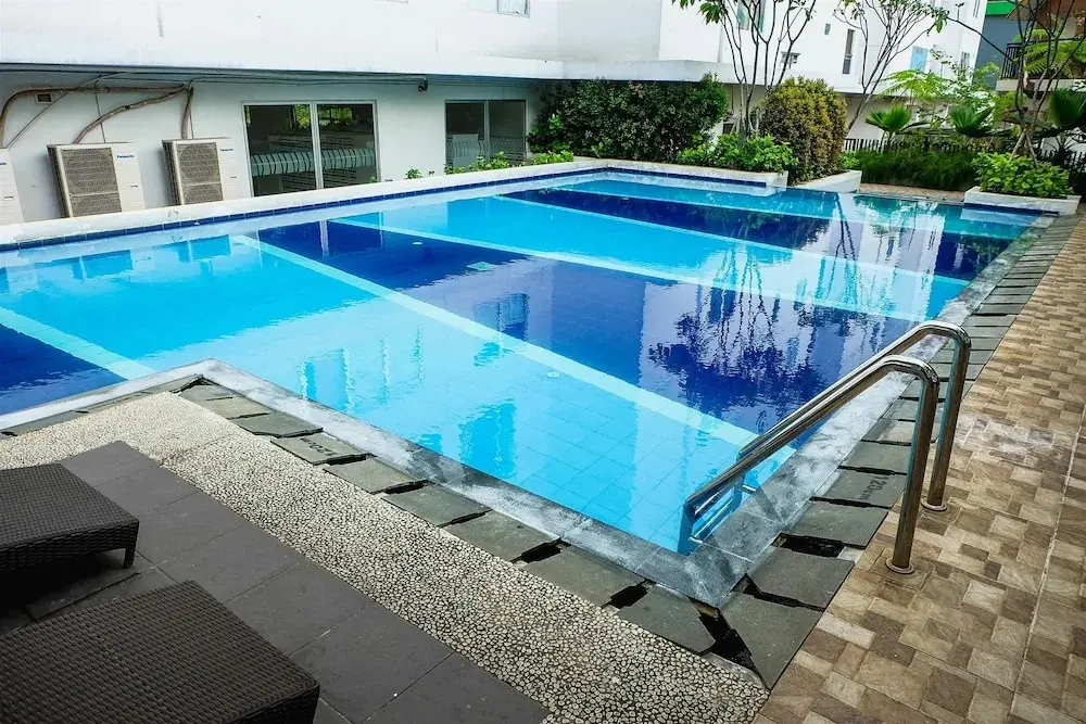 Джакарта: Pool View 2BR with Sofa Bed Bassura City Apartment
