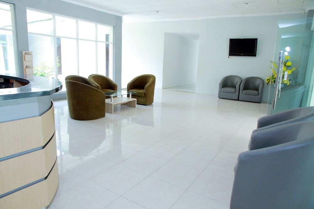 Палу: OYO 1325 Grand Wisata Hotel
