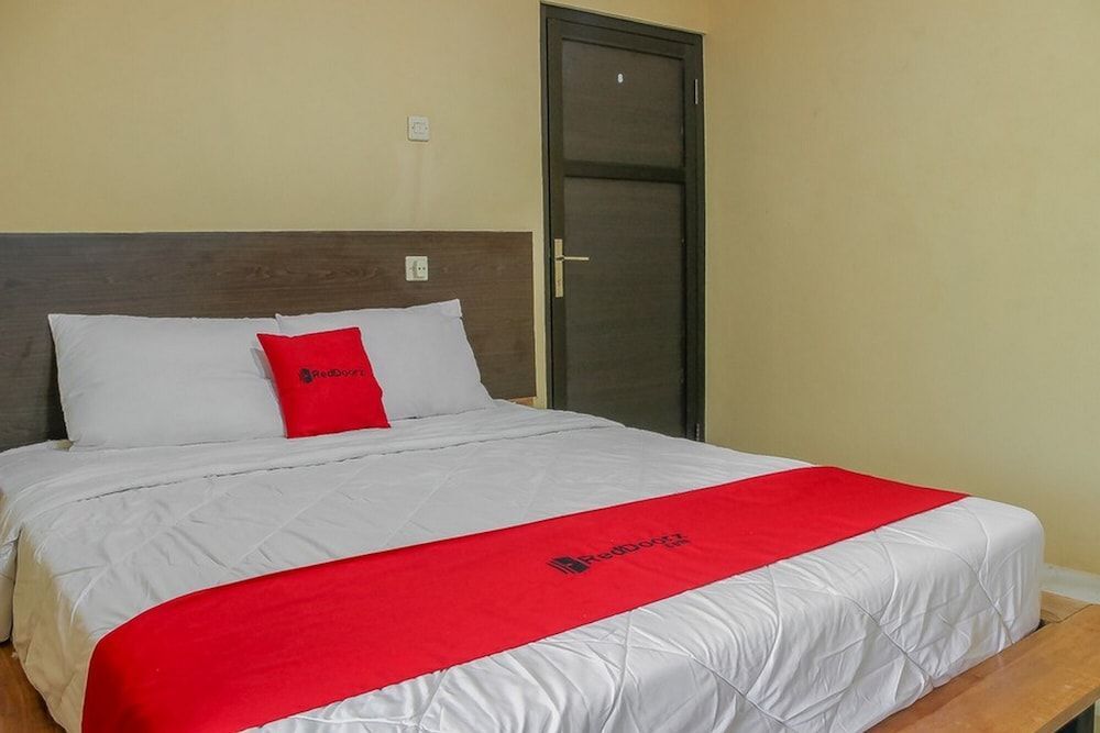 Караванг: RedDoorz Syariah near Pasar Modern Cikopo