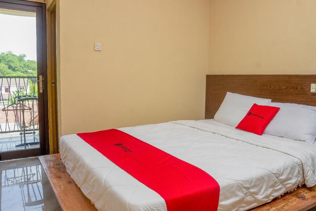 Караванг: RedDoorz Syariah near Pasar Modern Cikopo