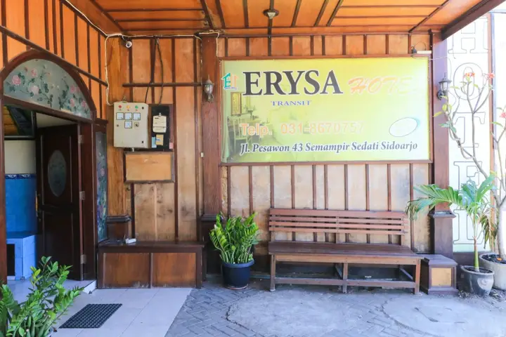 Сурабая: Erysa Hotel