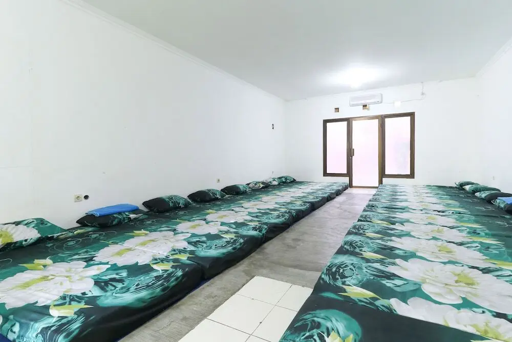 Бату: Deduwa Inn Transit