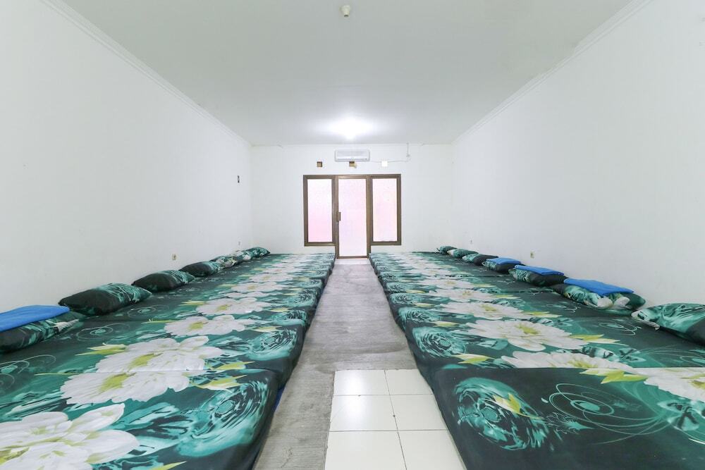 Бату: Deduwa Inn Transit