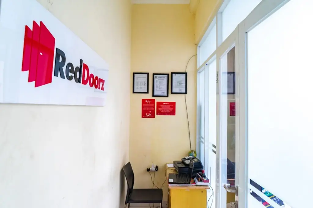 Тангеранг: RedDoorz near CBD Ciledug