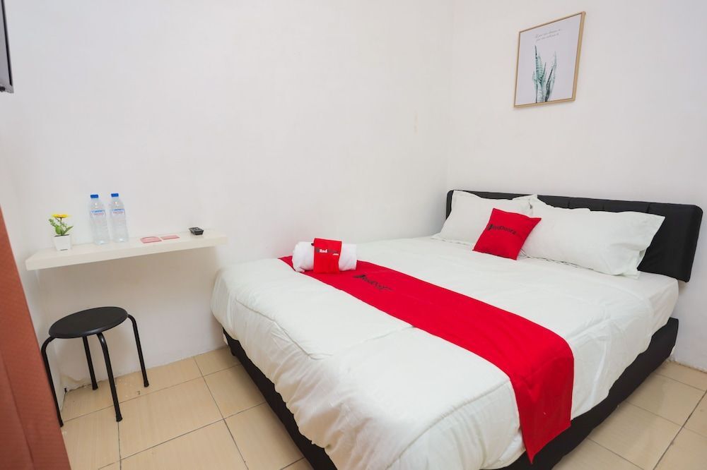 Маланг: RedDoorz near Plaza Araya 2