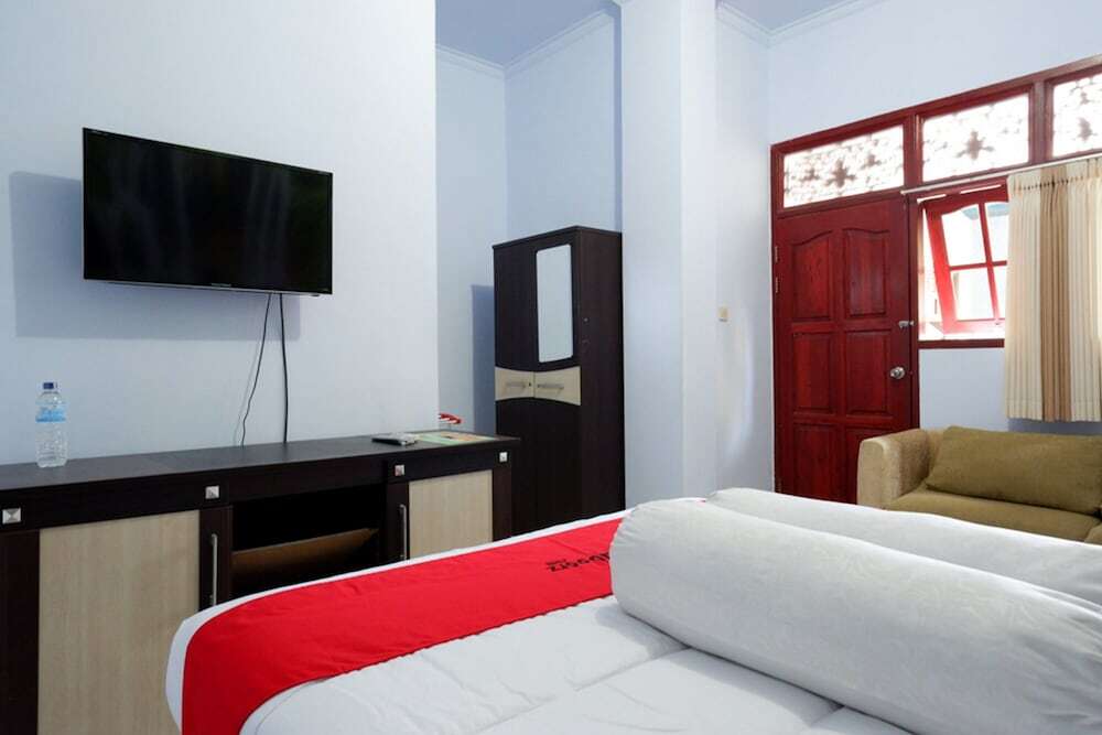 Матарам: RedDoorz near Mayura Park Lombok