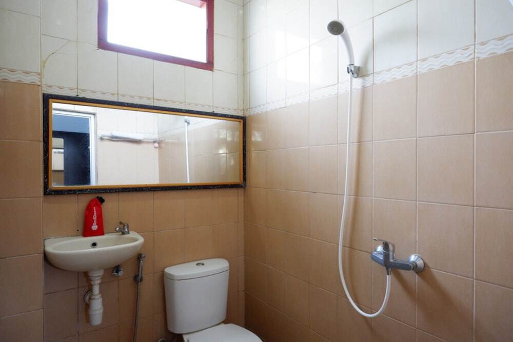 Матарам: RedDoorz near Mayura Park Lombok