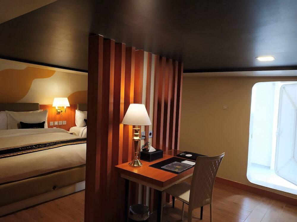 Остров Пеньенгат: Doulos Phos The Ship Hotel