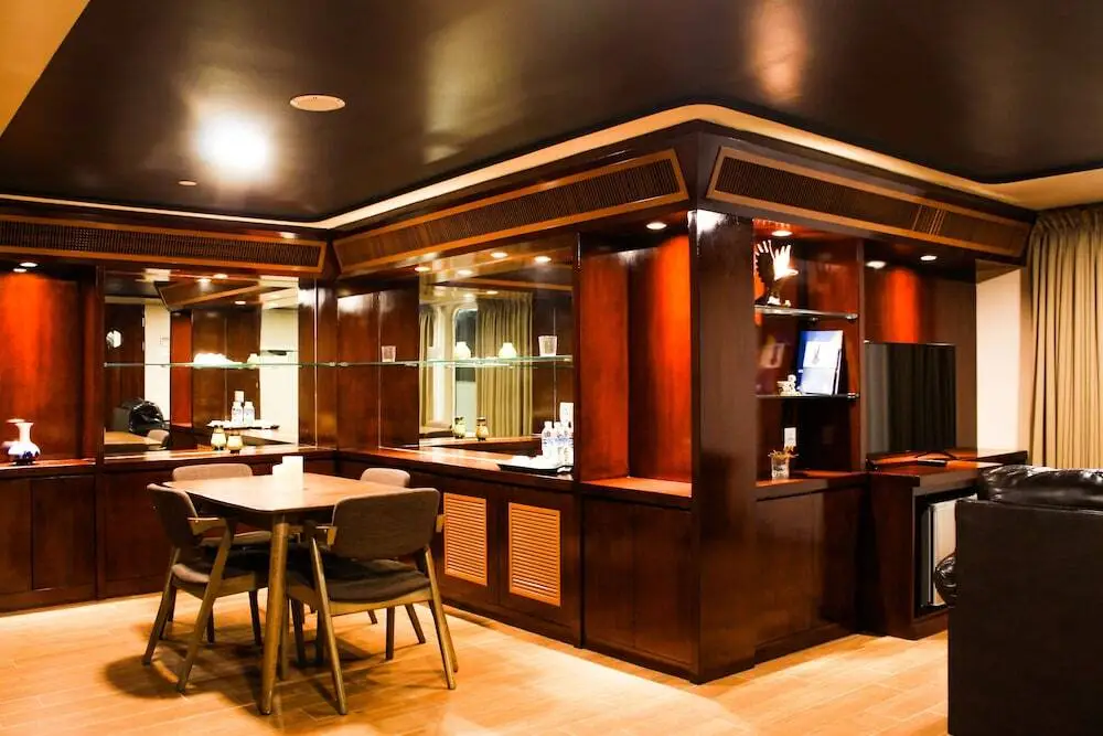 Остров Пеньенгат: Doulos Phos The Ship Hotel