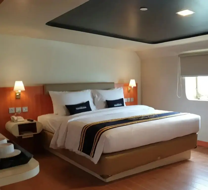 Остров Пеньенгат: Doulos Phos The Ship Hotel