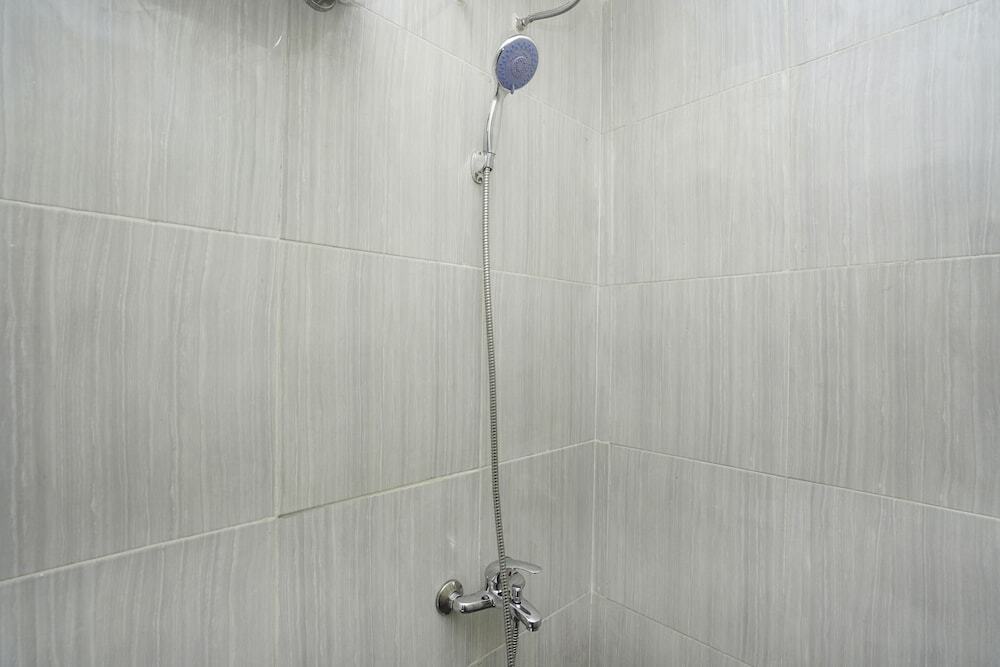 Сурабая: OYO 1091 Ace Business Hotel Galaxy Syariah