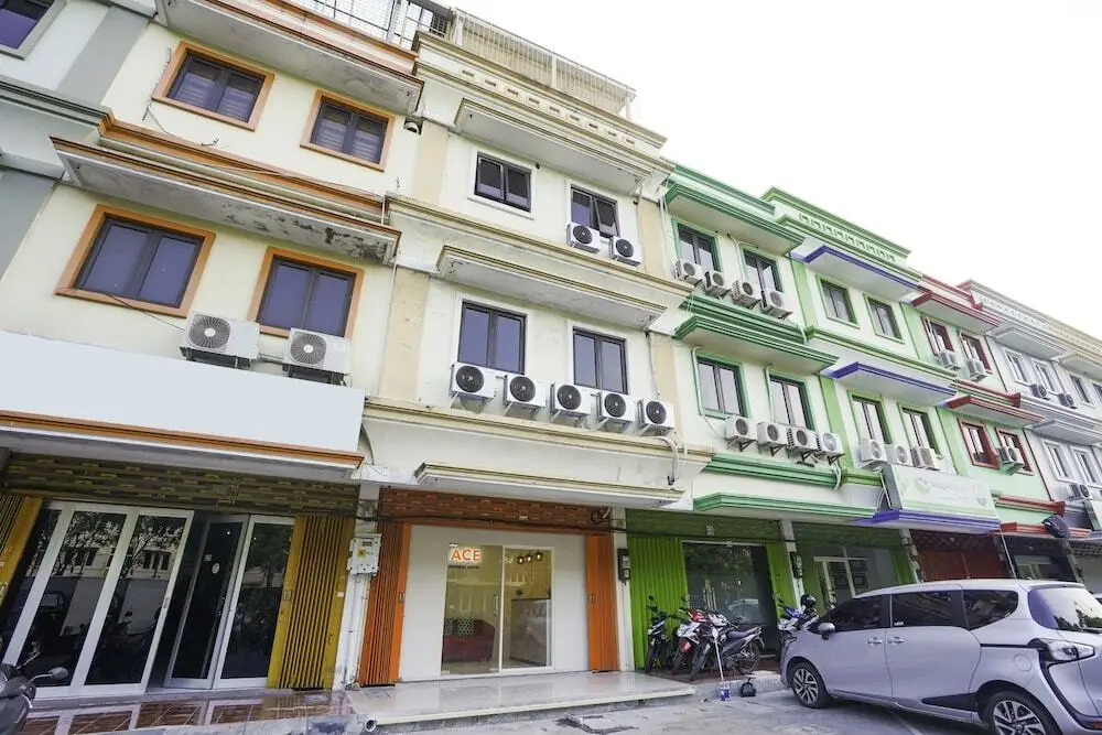Сурабая: OYO 1091 Ace Business Hotel Galaxy Syariah