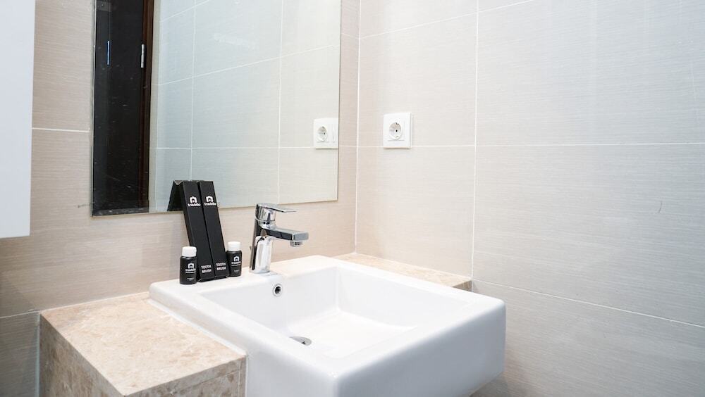 Джакарта: Comfy Studio at Puri Mansion Apartment by Travelio