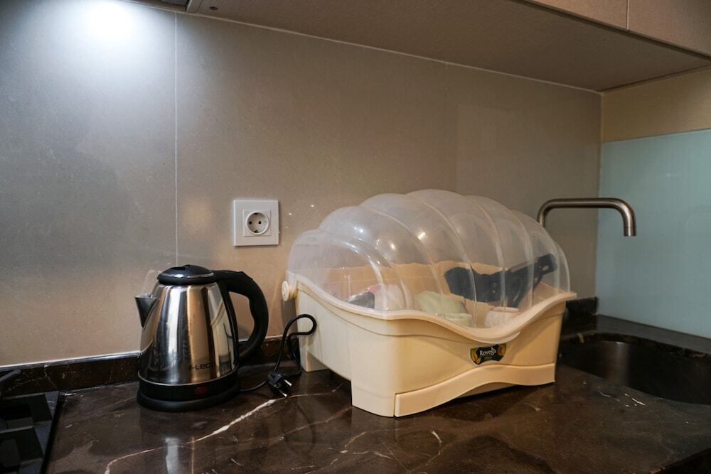 Джакарта: Comfy Studio at Puri Mansion Apartment by Travelio