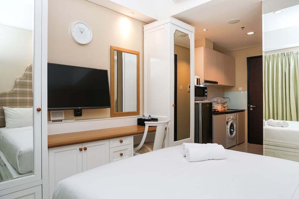 Джакарта: Comfy Studio at Puri Mansion Apartment by Travelio