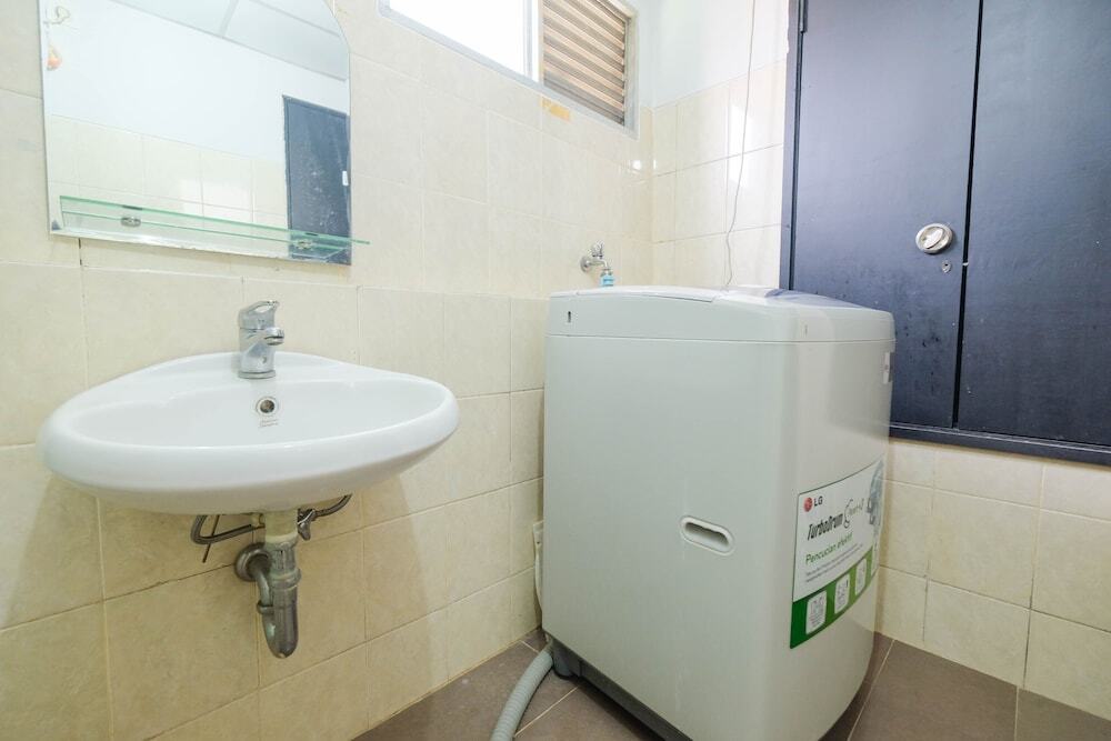 Джакарта: Contemporary 2BR at The Wave Apartment