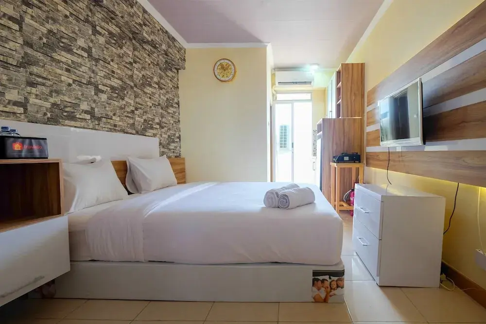 Джакарта: Minimalist and Comfy Studio at Pluit Sea View Apartment By Travelio