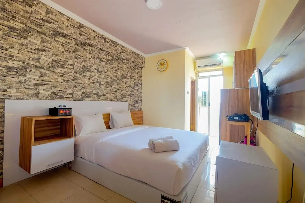 Джакарта: Minimalist and Comfy Studio at Pluit Sea View Apartment By Travelio