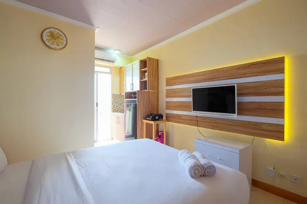 Minimalist and Comfy Studio at Pluit Sea View Apartment By Travelio — фото 1