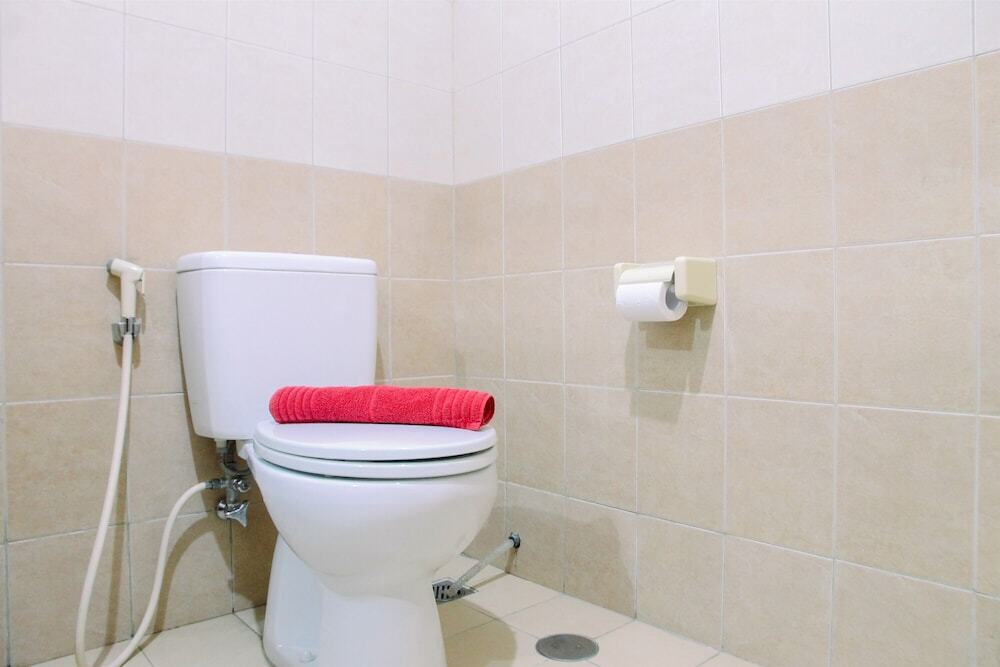 Джакарта: Spacious 2BR Hampton's Park Apartment with Study Room