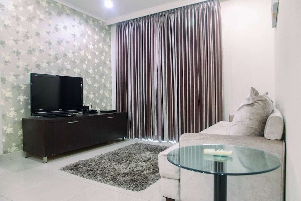 Джакарта: Spacious 2BR Hampton's Park Apartment with Study Room