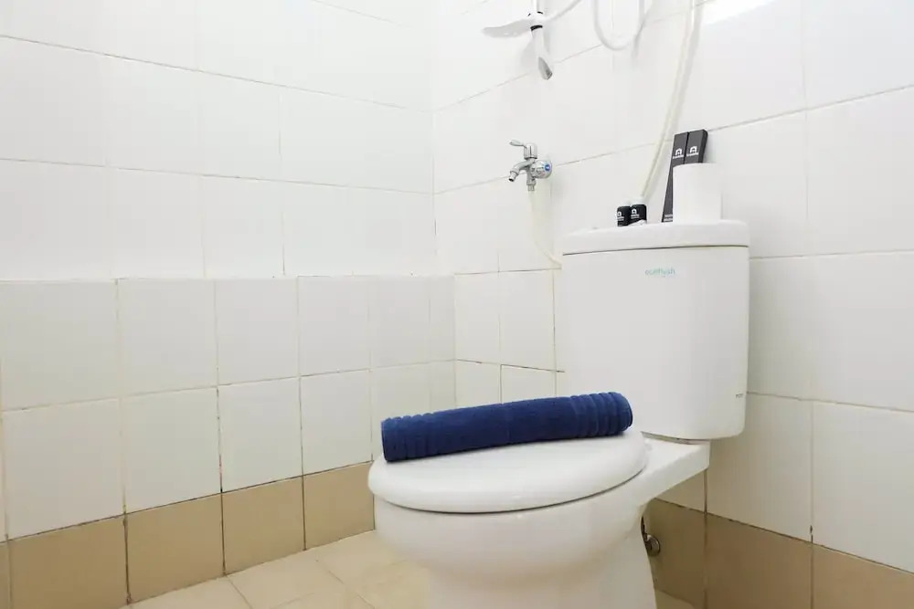 Джакарта: Simply 2BR with Pool View Bassura City Apartment
