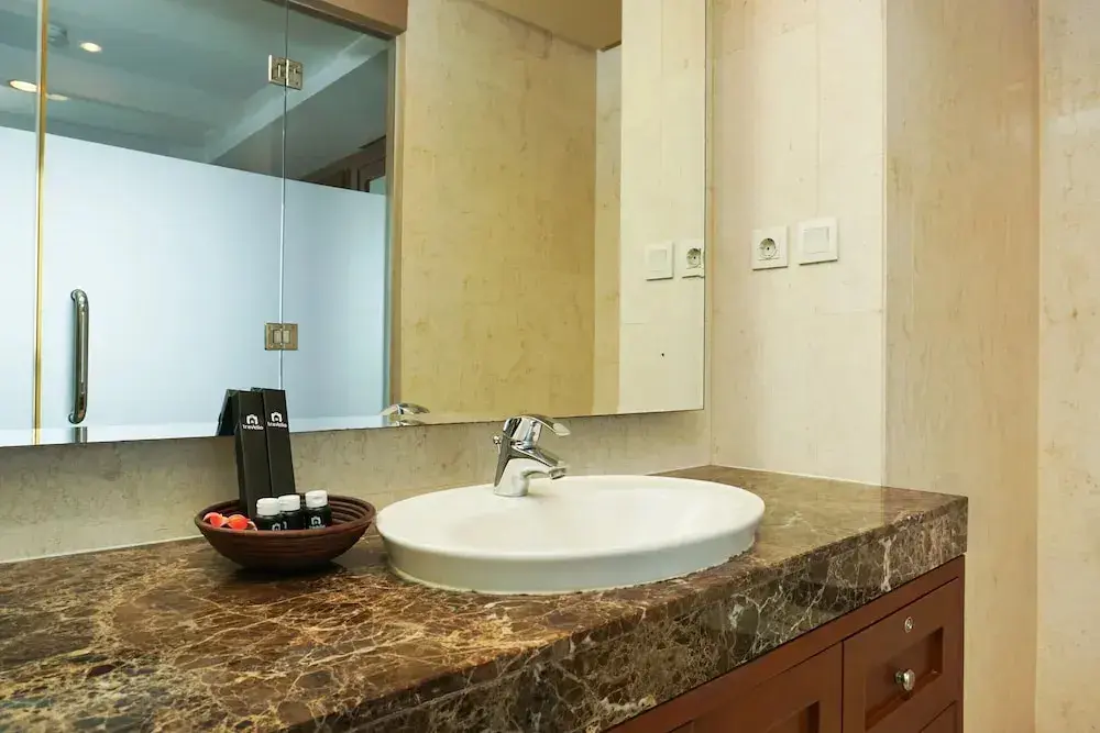 Джакарта: Stunning 1BR @ The Mansion of Kemang Apartment By Travelio