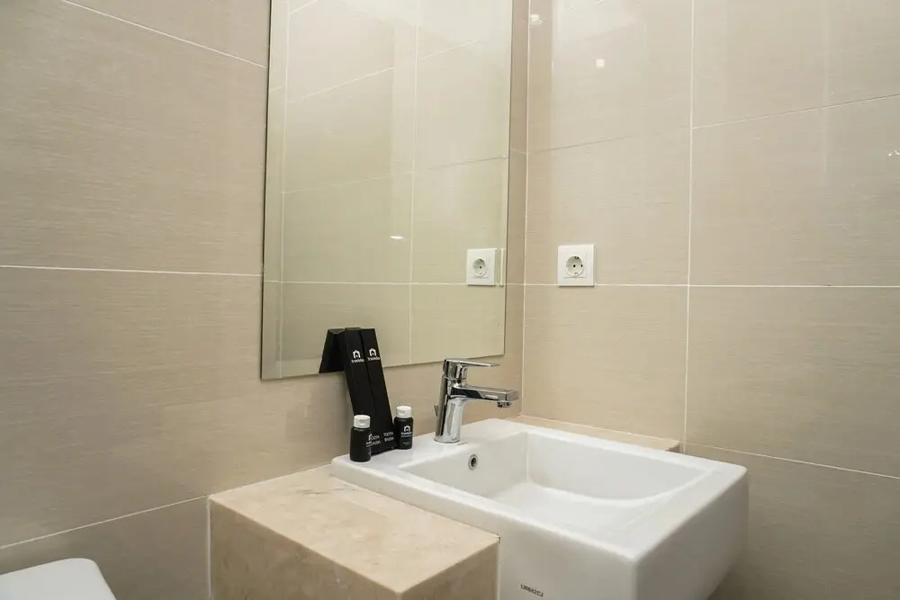 Джакарта: Minimalist Studio Room at Puri Mansion Apartment