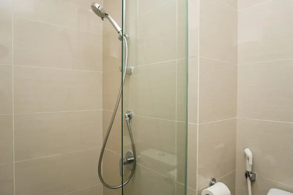 Джакарта: Minimalist Studio Room at Puri Mansion Apartment