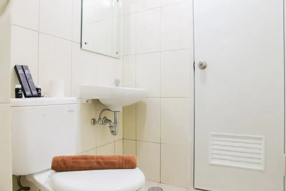 Бекаси: Comfy 2 Bedroom at The Springlake Apartment by Travelio