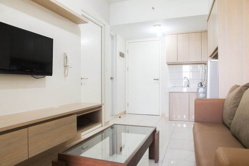 Бекаси: Comfy 2 Bedroom at The Springlake Apartment by Travelio
