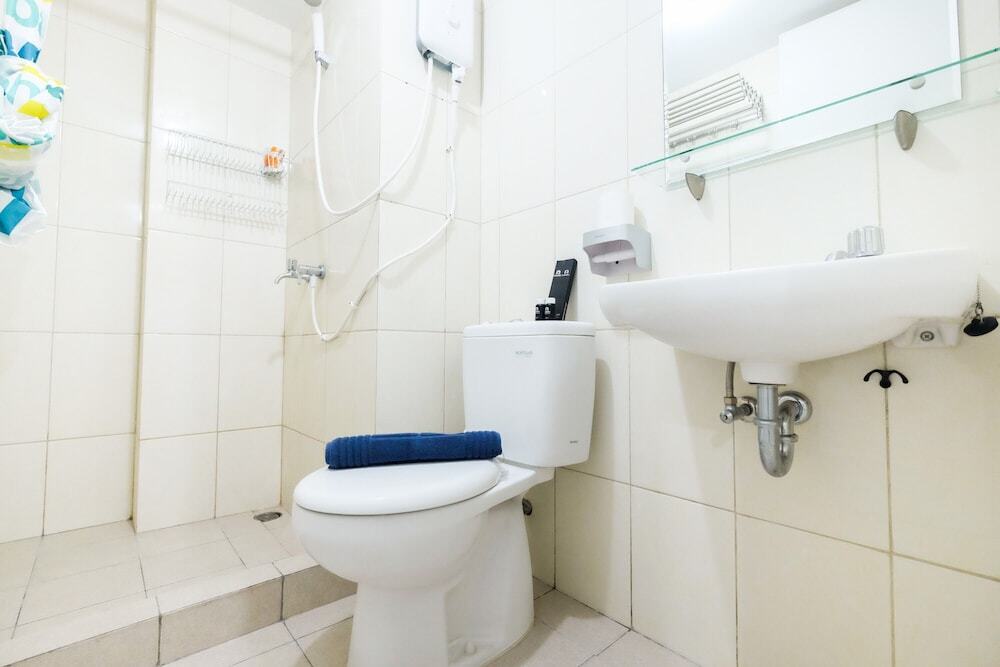 Бекаси: Homey and Comfortable 2BR Springlake Summarecon Apartment