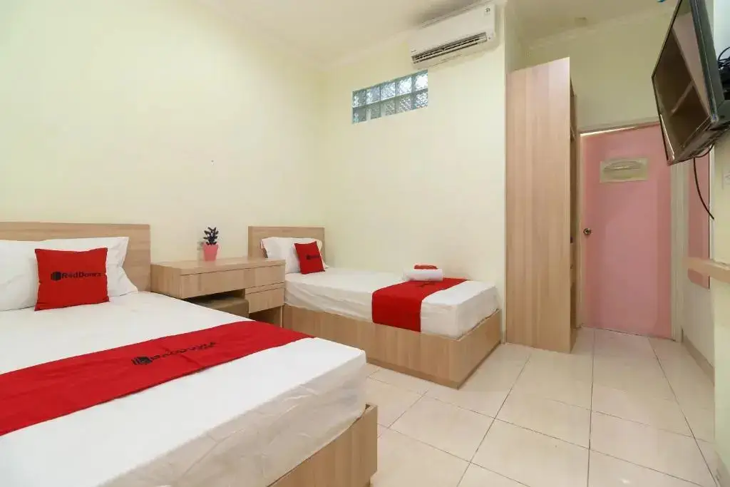 Депок: Airy Syariah Cinere Raya Nb13 Depok