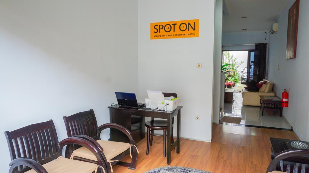 Бандунг: SPOT ON 1792 Roemah Nenekoe Guest House