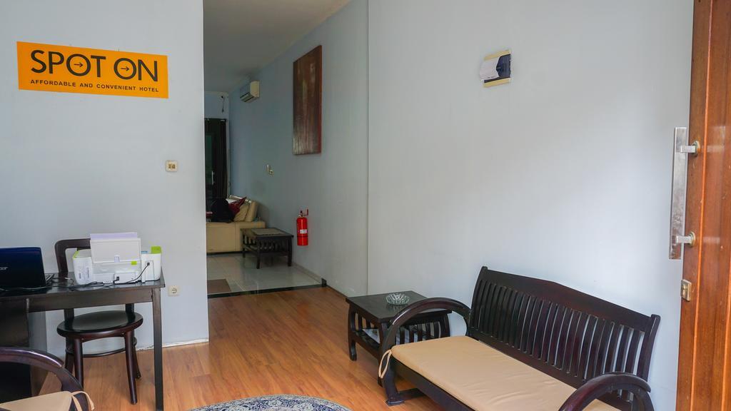 Бандунг: SPOT ON 1792 Roemah Nenekoe Guest House
