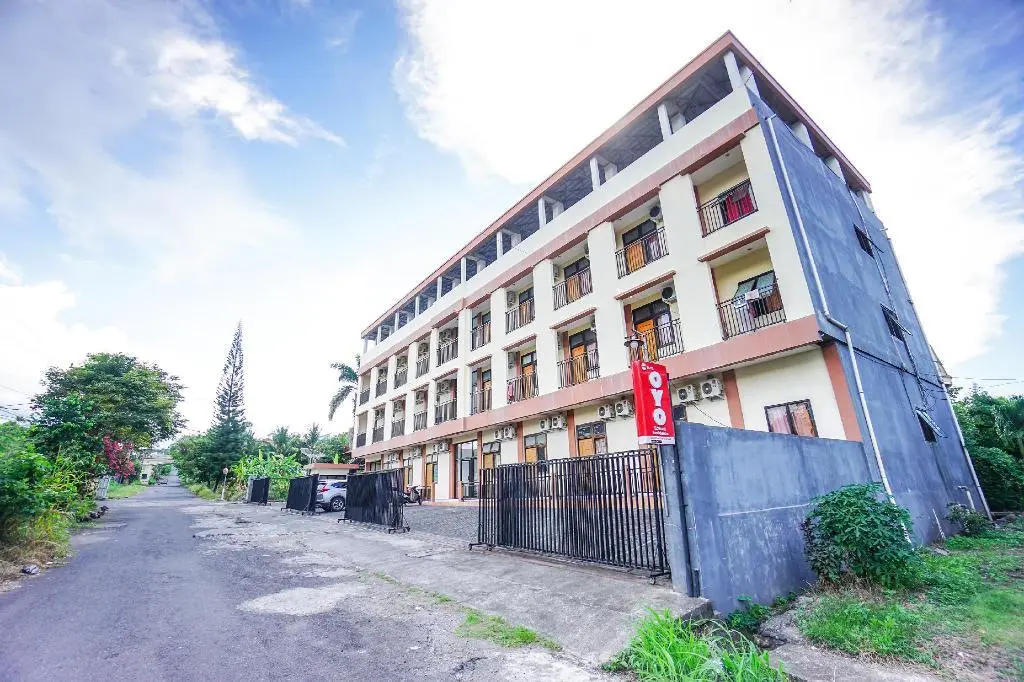 Вори: OYO 1693 Edward Residence Malalayang