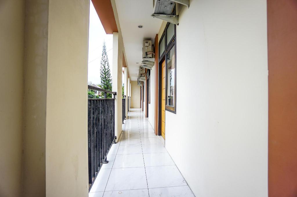 Вори: OYO 1693 Edward Residence Malalayang