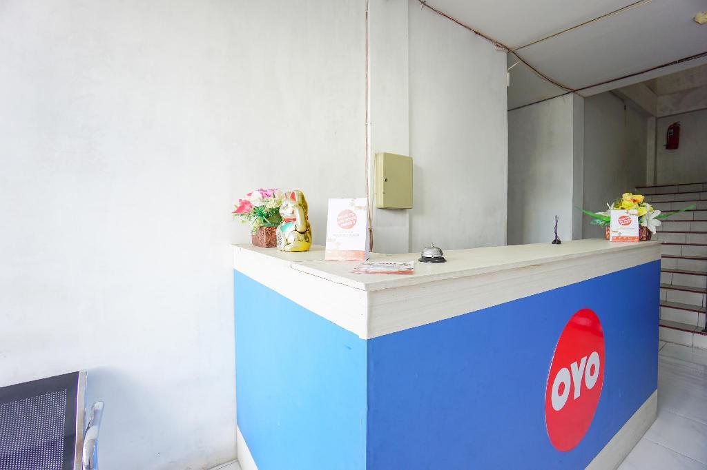Вори: OYO 1693 Edward Residence Malalayang