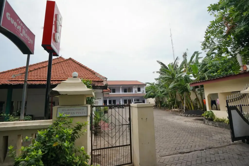 Проболинго: OYO 2003 Female Guest House