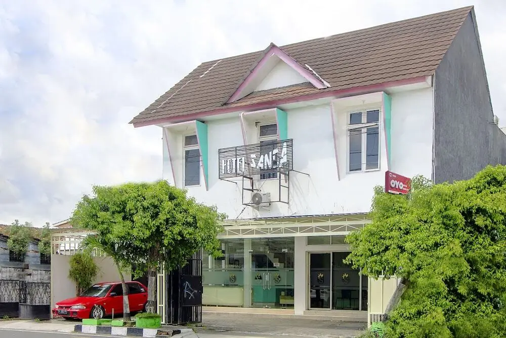 Батуретно: 2105 Hotel Sanca Inn
