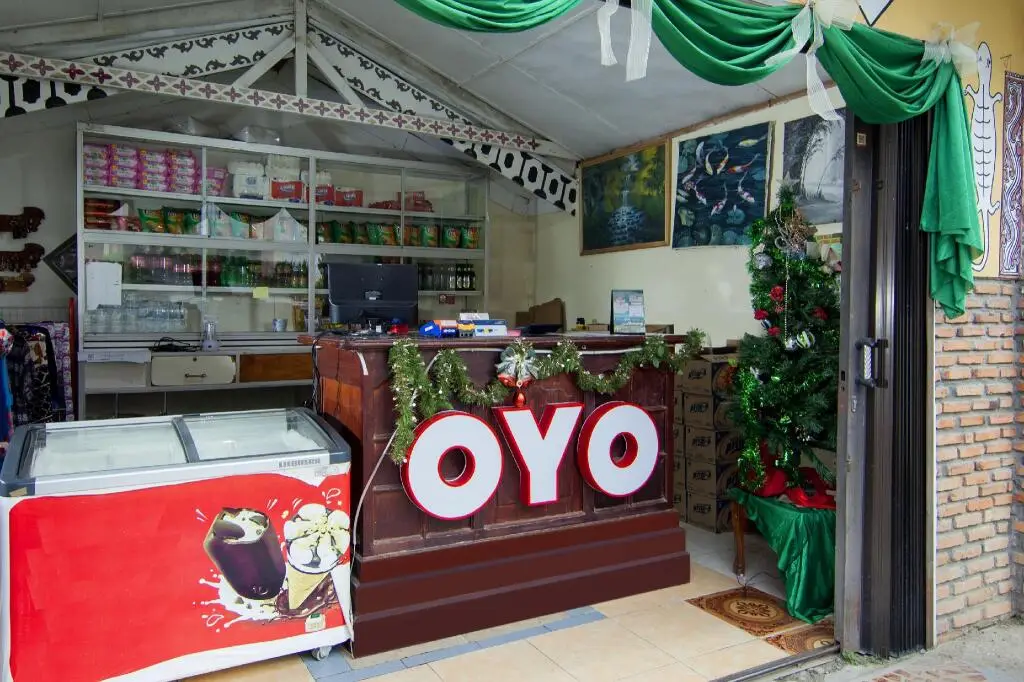 Озеро Тоба: OYO 2208 Thyesza Hotel