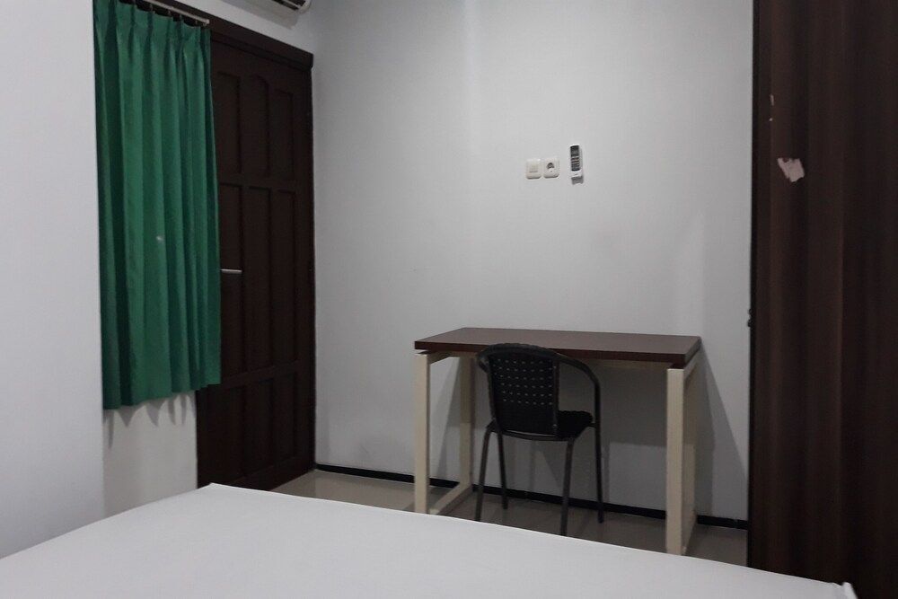 Сурабая: Oyo 2504 Karangasem Residence