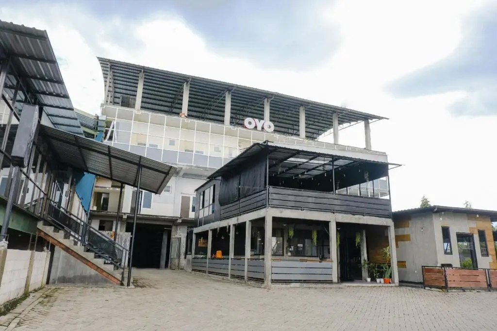 Маланг: OYO 1468 SM House