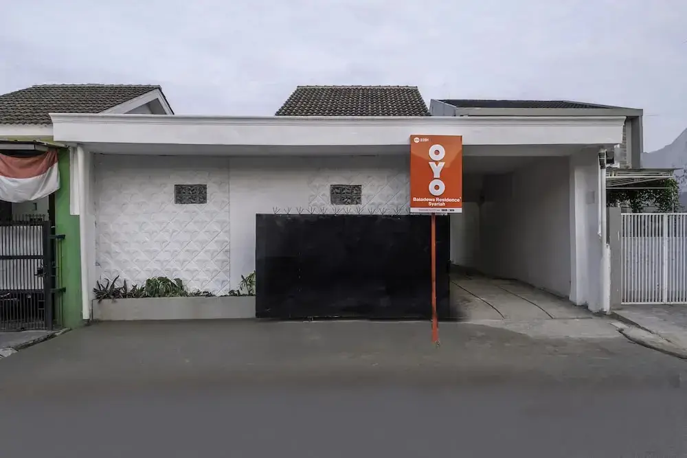 Караванг: OYO Life 2391 Baladewa Residence Syariah