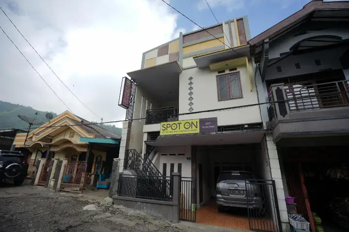 Надисари: OYO 2327 Dome Hotel