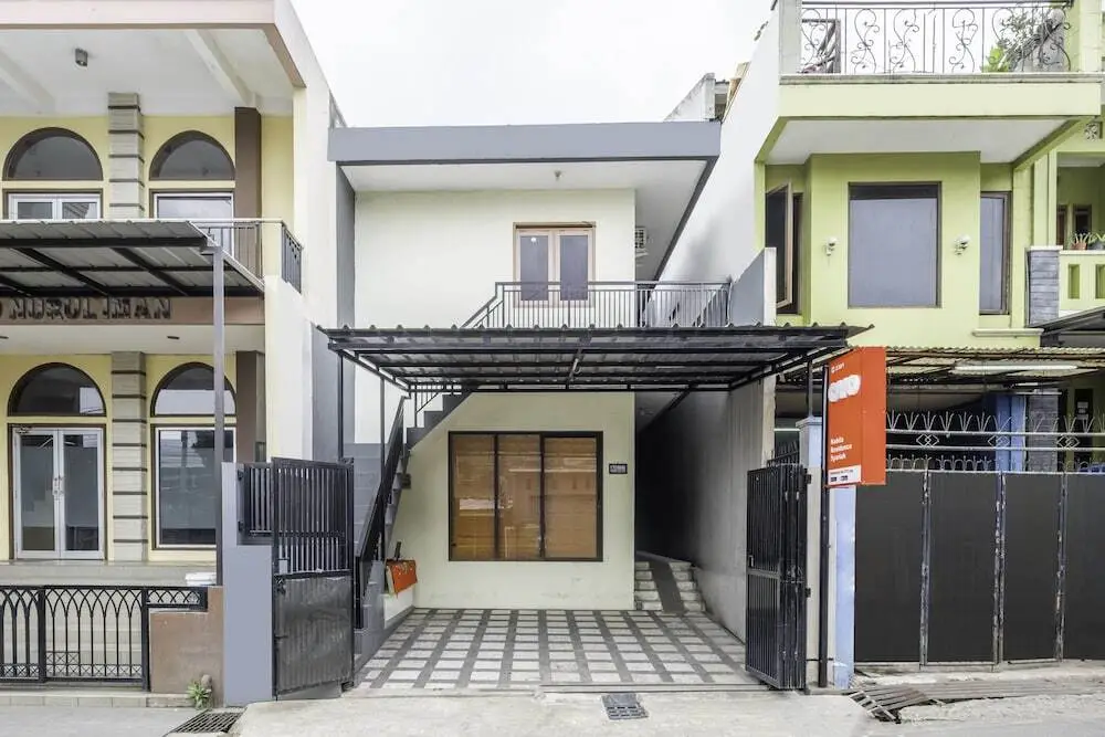 Паромпонг: OYO 2381 Nabila Residence Syariah