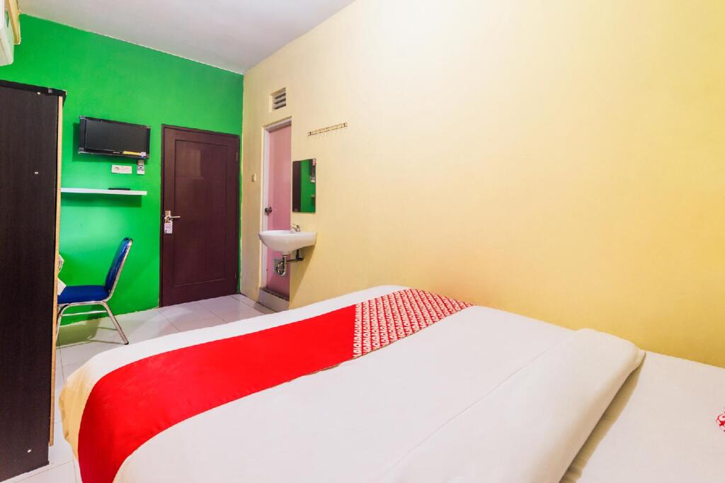 Амбон: OYO 2165 Alyah Guest House Syariah