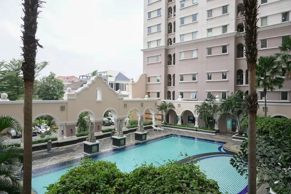 Джакарта: Classic and Warm 2BR Gading Mediterania Apartment