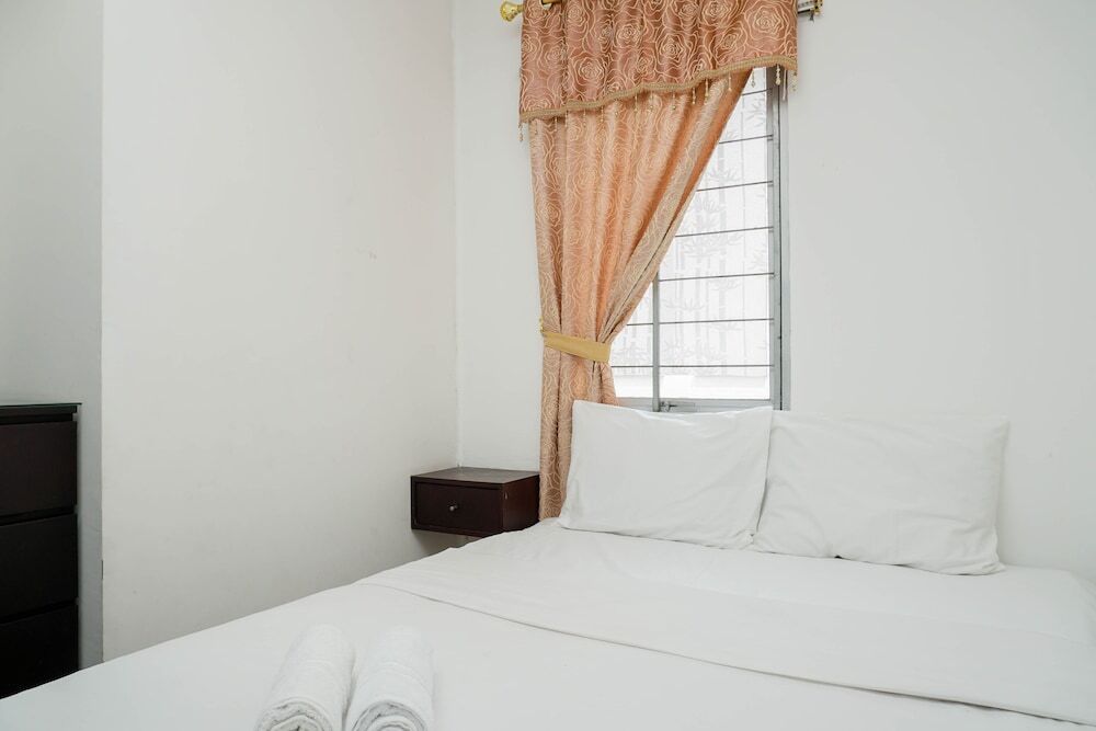 Classic and Warm 2BR Gading Mediterania Apartment — фото 1